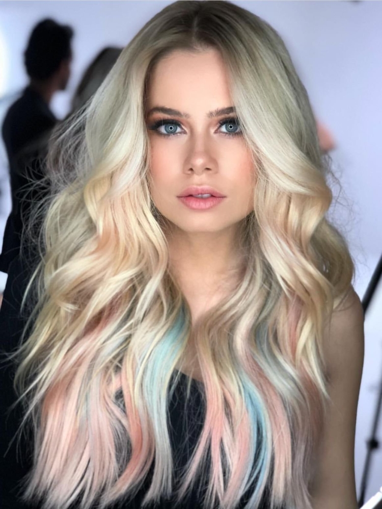 Блондинка с цветными прядями