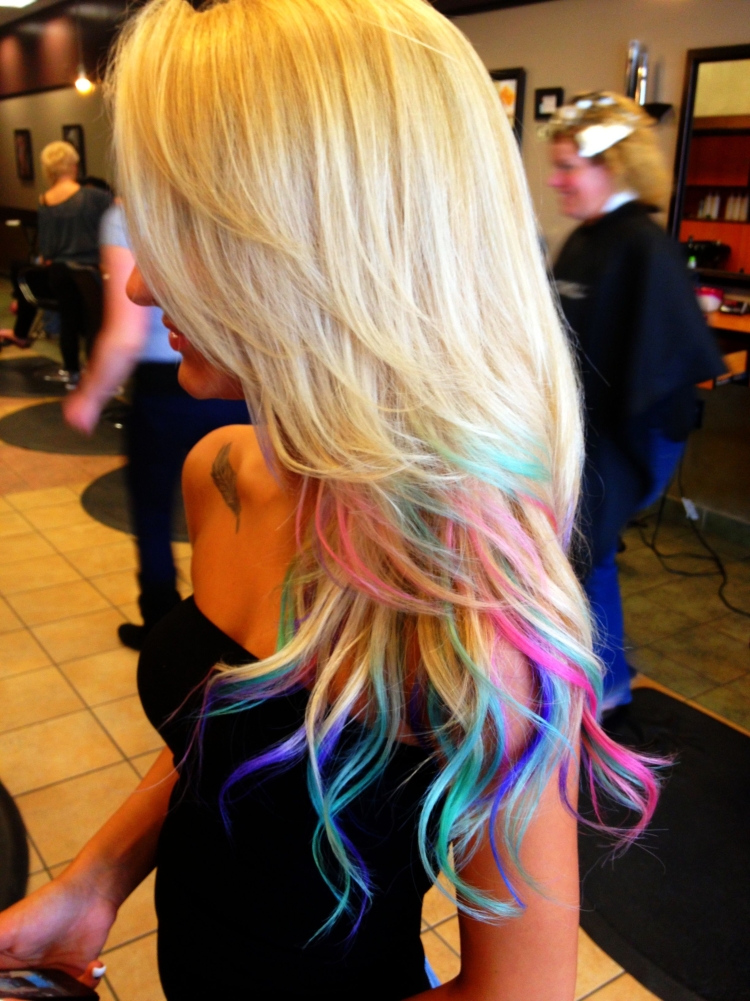 Цветное мелирование на светлые волосы