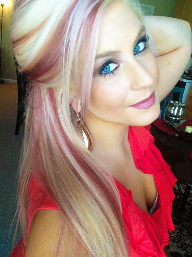 Блондинка с красными прядями