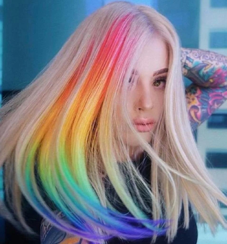 Цветные полоски на волосах блондинки