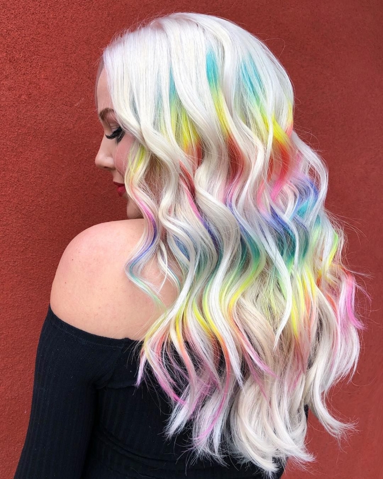 Окрашивание разноцветными прядями