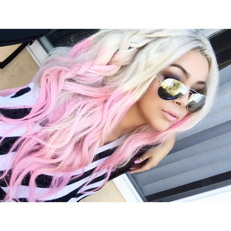 Блондинка с розовыми прядями