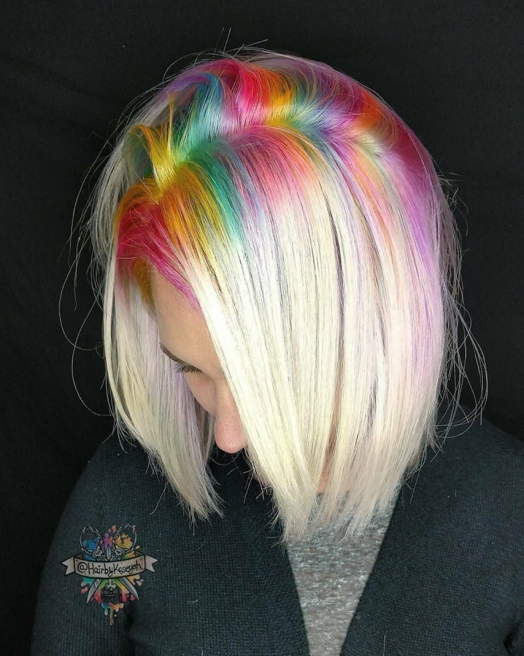 Блонд с яркими прядями