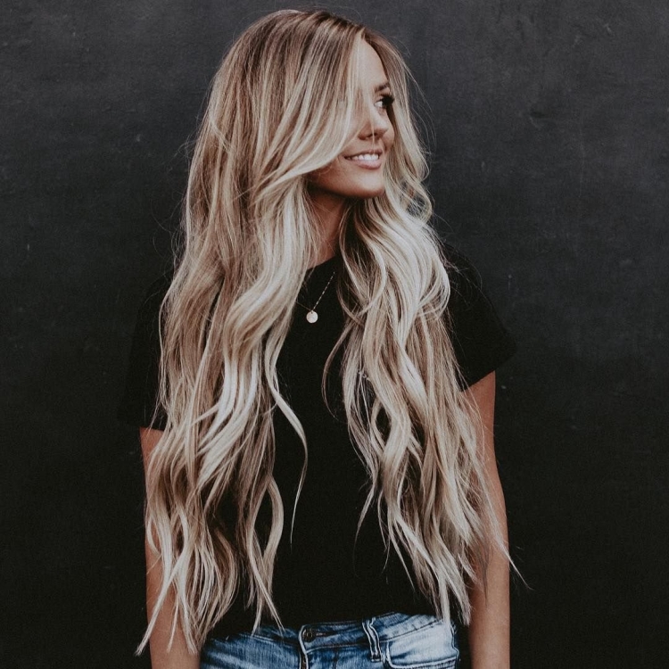 Длинные блондинистые волосы