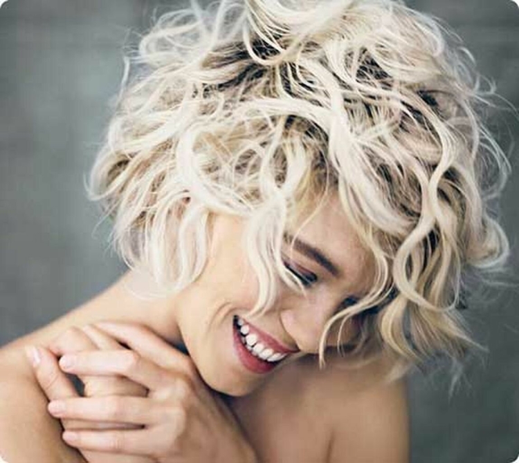 Девушка блондинка с короткими кудрявыми волосами