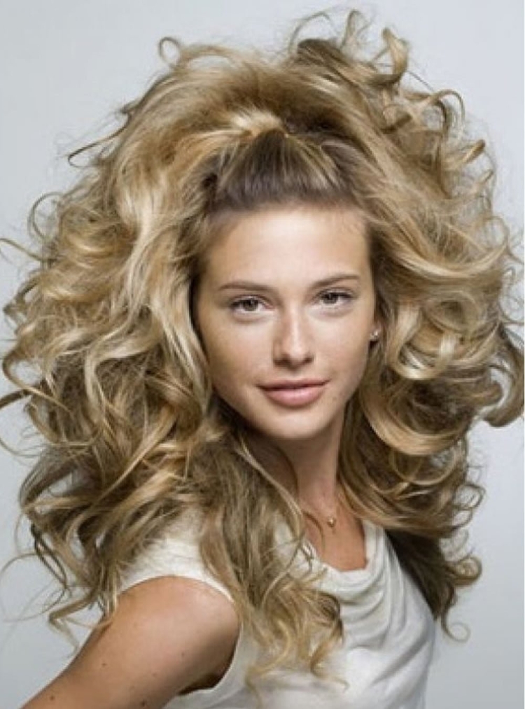 Объемная укладка на средние волосы