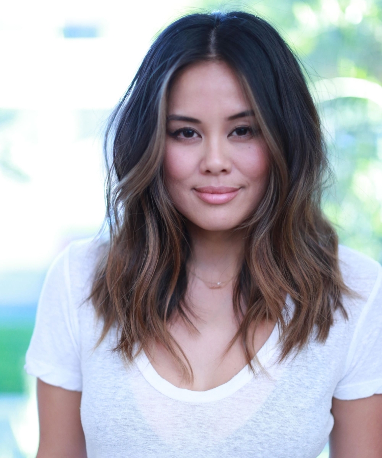 Прическа с осветленными прядями у лица