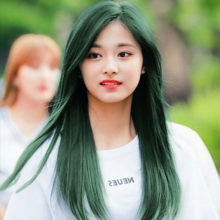 Твайс Цзыюй с фиолетовыми волосами