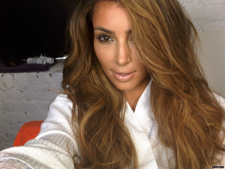 Карамельный цвет волос Ким Кардашян