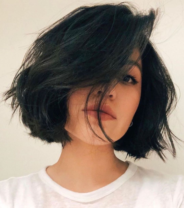 Растрепанное черное каре