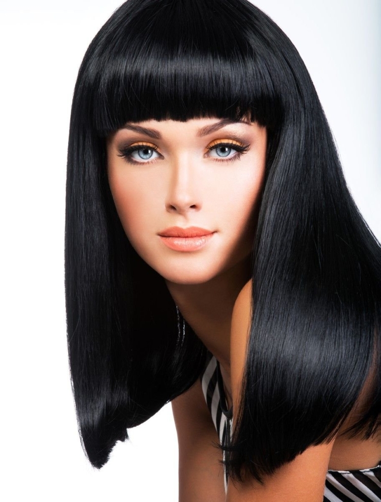 Стрижка Клеопатра с челкой на средние волосы