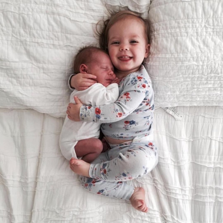 Новорожденные братья малыши