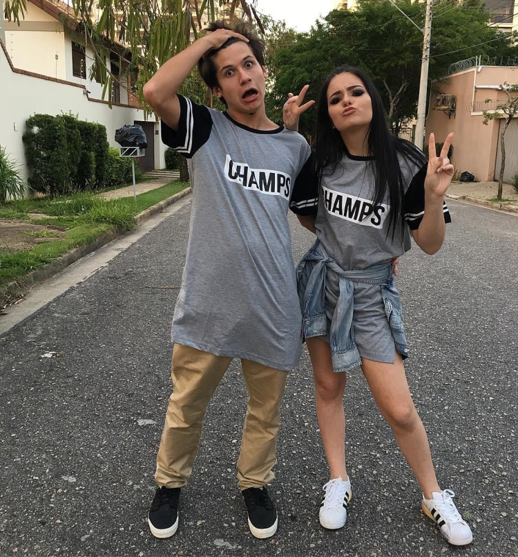 Девушка с братом