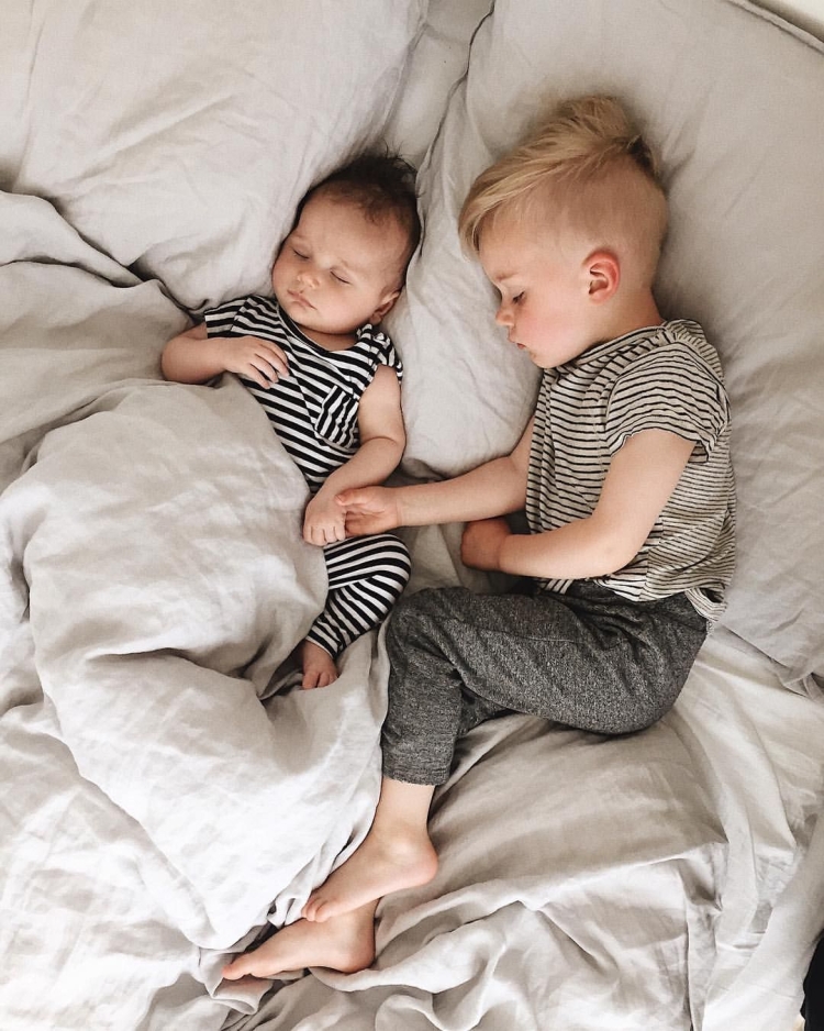 Фотосессия новорожденного с братом
