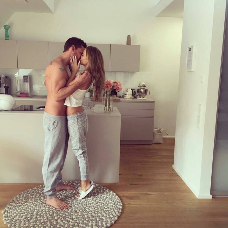 Большой парень и девушка