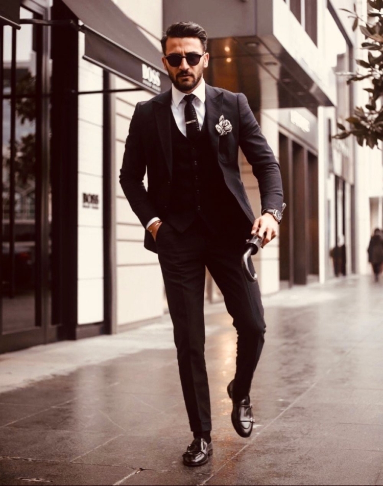 Стильный мужчина в костюме