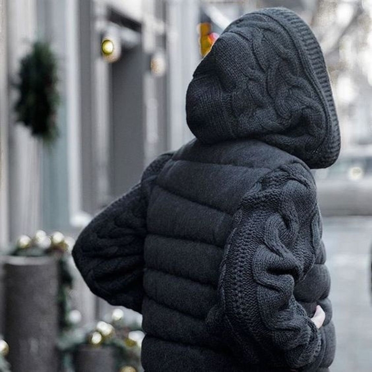 Куртка с вязаными рукавами и капюшоном женская