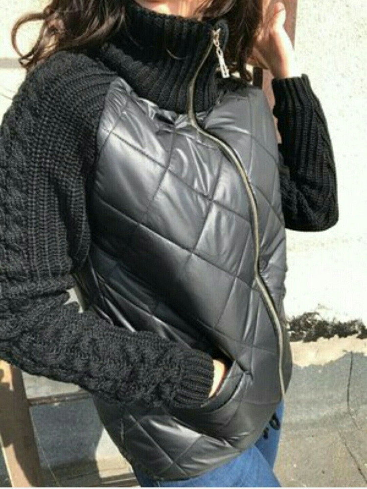 Куртка с вязаными рукавами и капюшоном женская