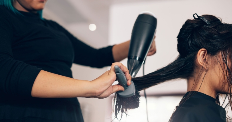 Сушка волос в парикмахерской