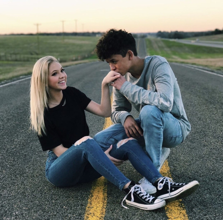 Парень и девушка подростки