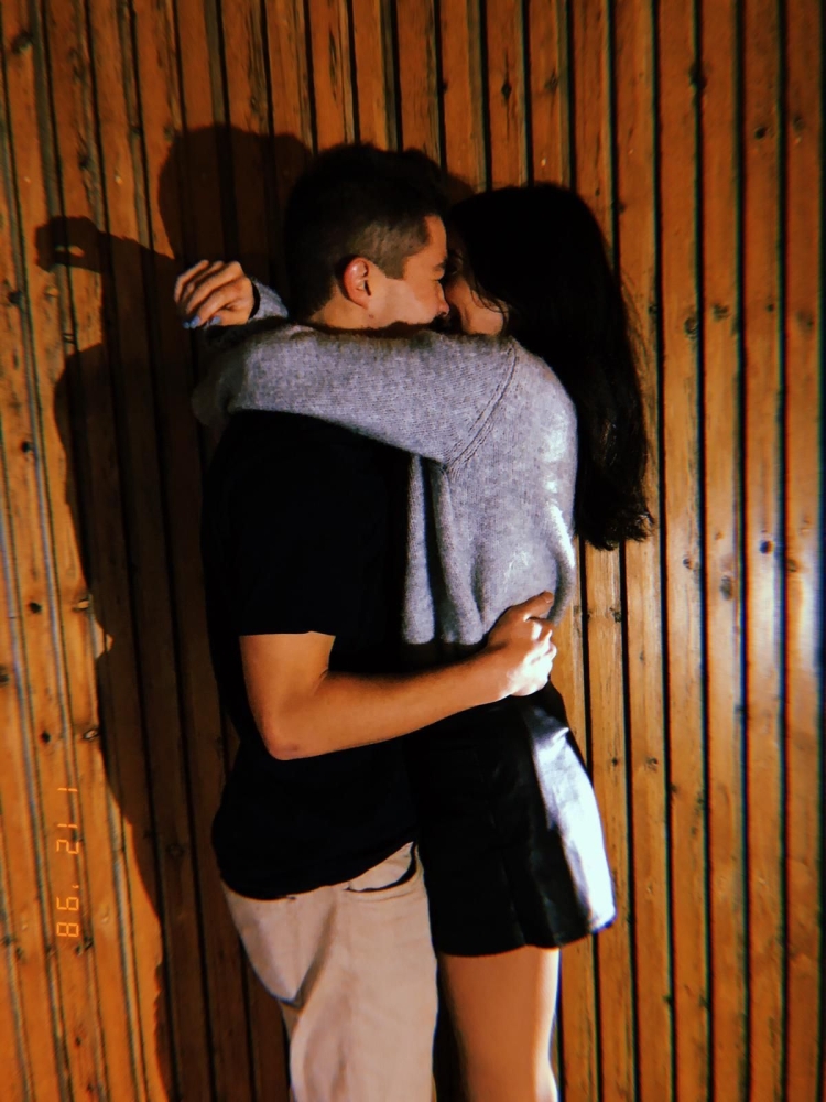 Парень с девушкой в обнимку