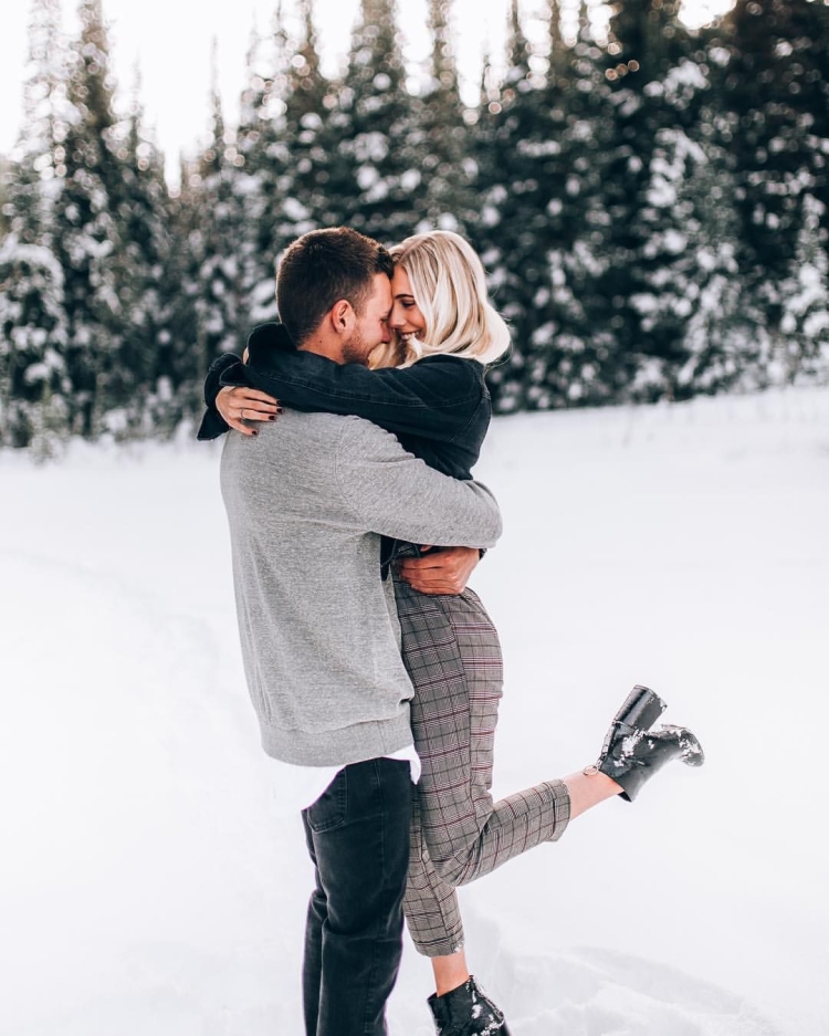 Фотосессия влюбленных зимой