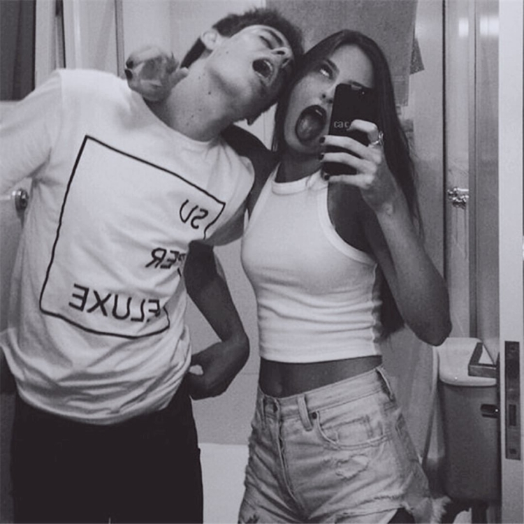 Парень с девушкой селфи