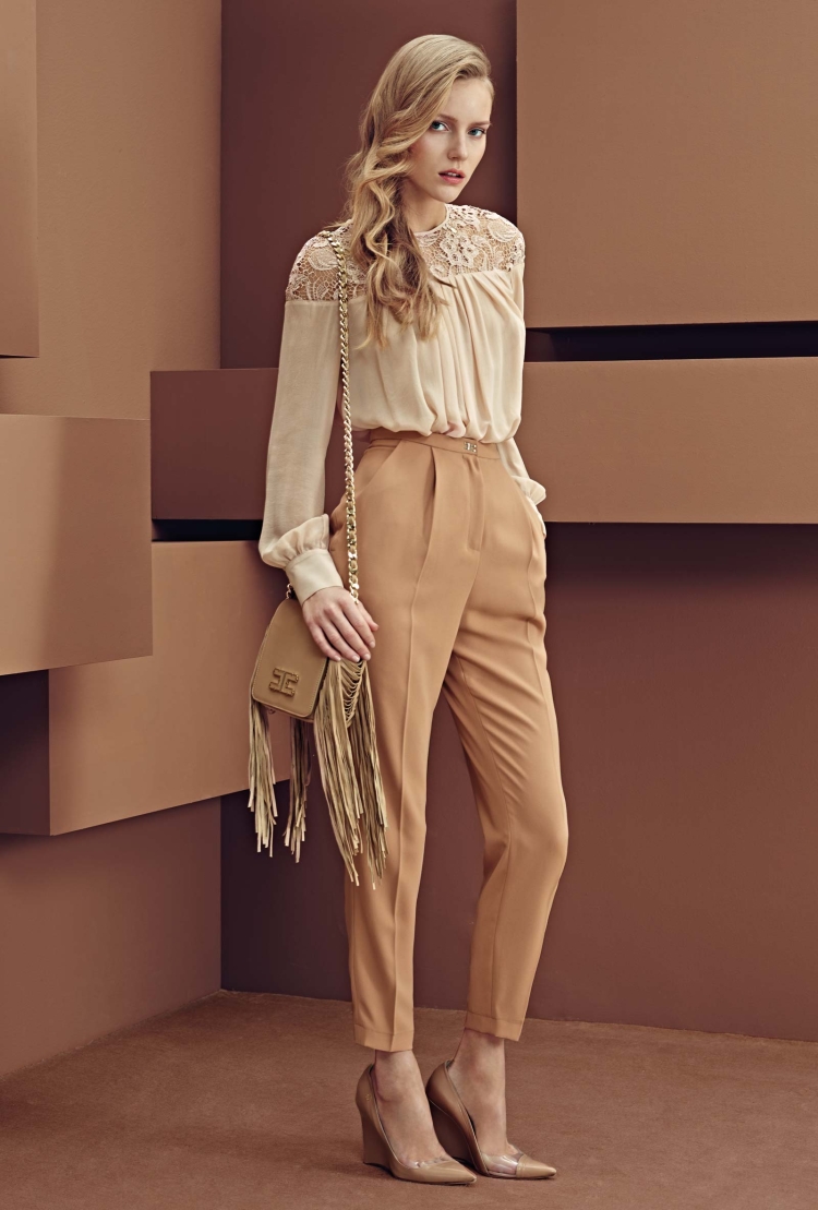 Блузка под бежевые брюки