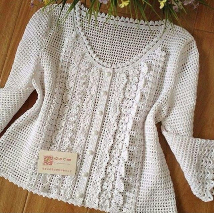 Белая вязаная кофточка