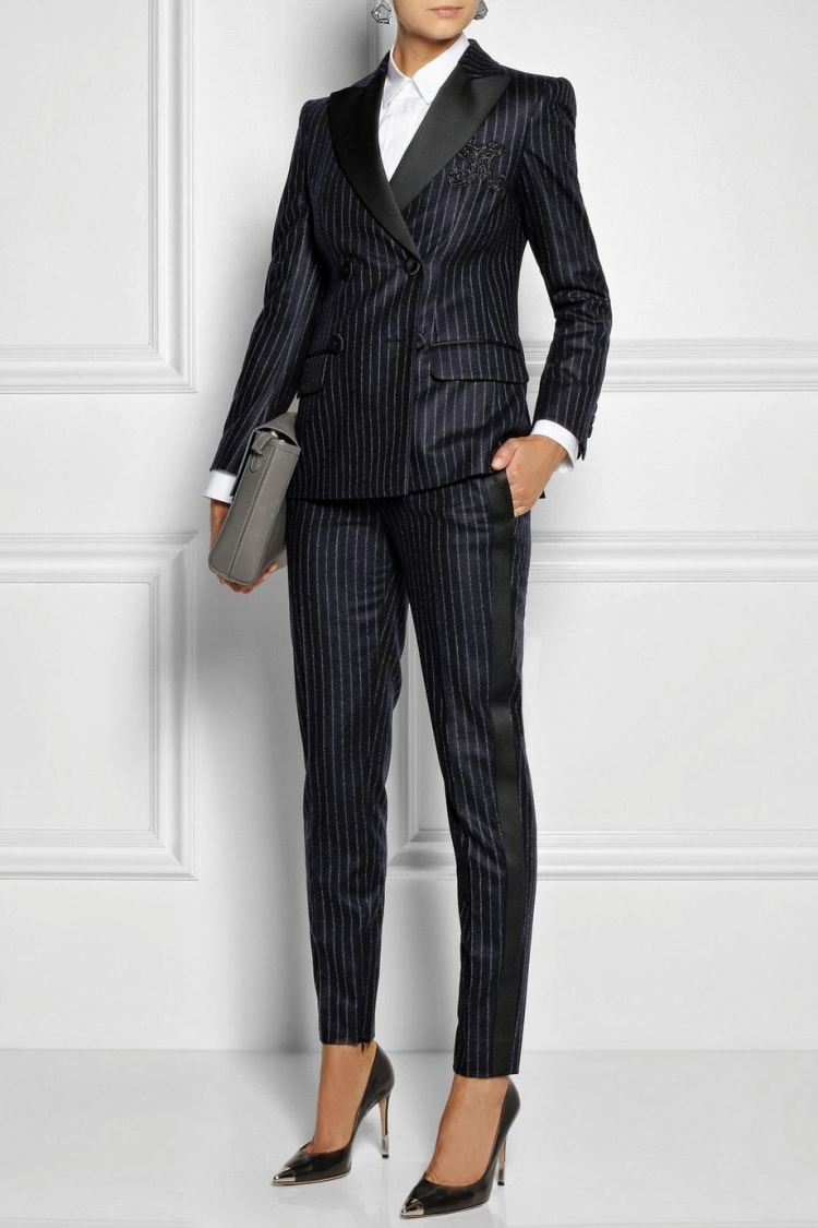 Классический костюм в полоску женский