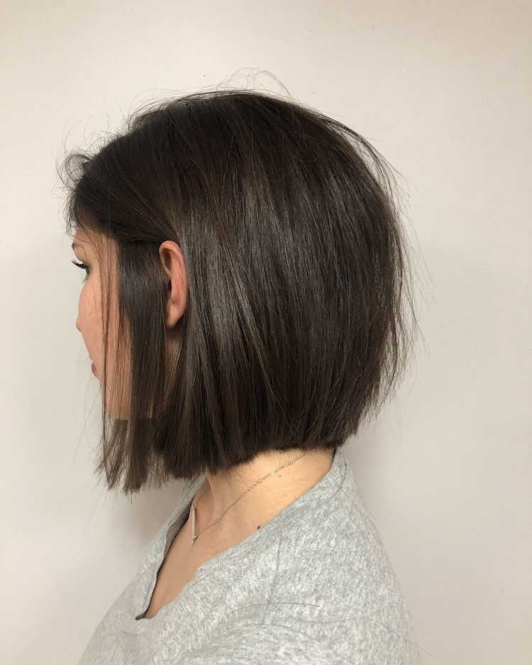 Градуированный Боб каре на средние темные волосы