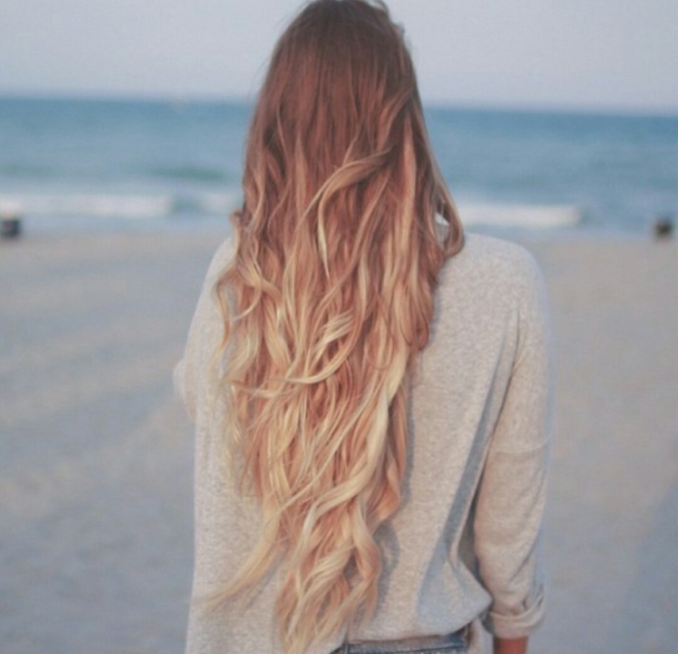 Длинные светлые волосы со спины