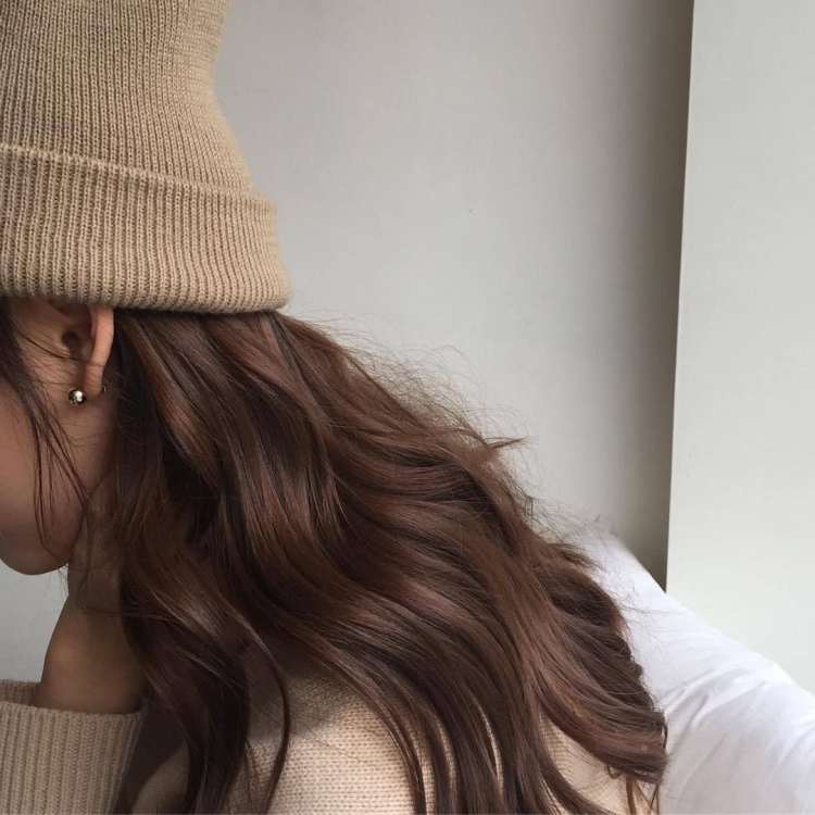 Девушка с коричневыми волосами Эстетика