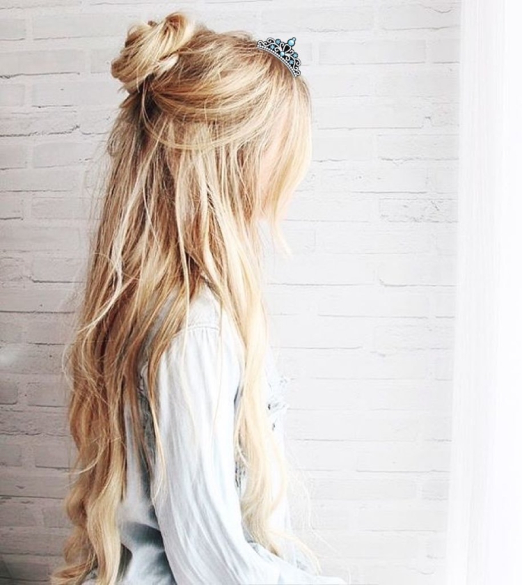 Прическа мальвинка с пучком