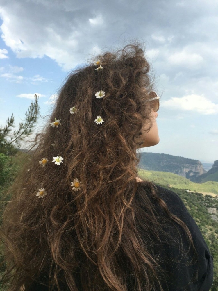 Эстетика кудрявых волос девушек