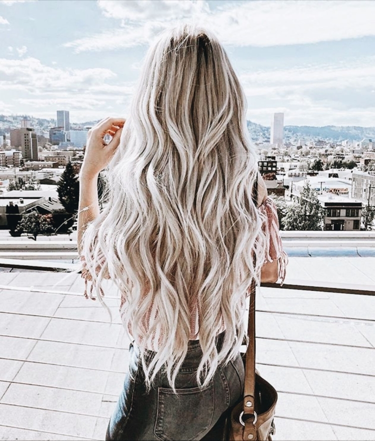 Блондинистые волосы тумблер