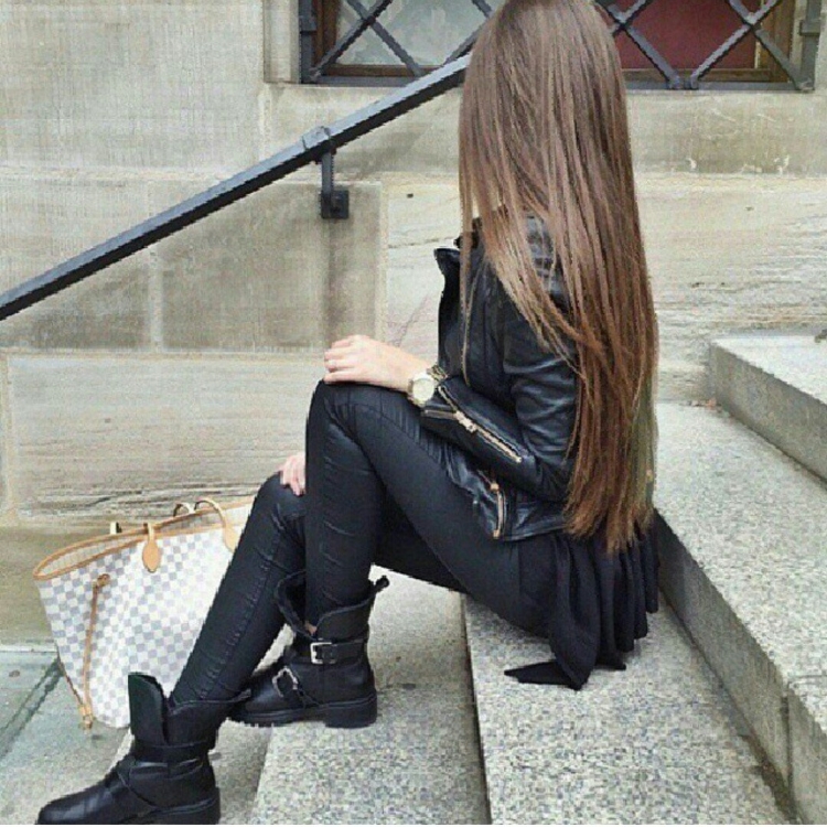 Русая девушка в черном