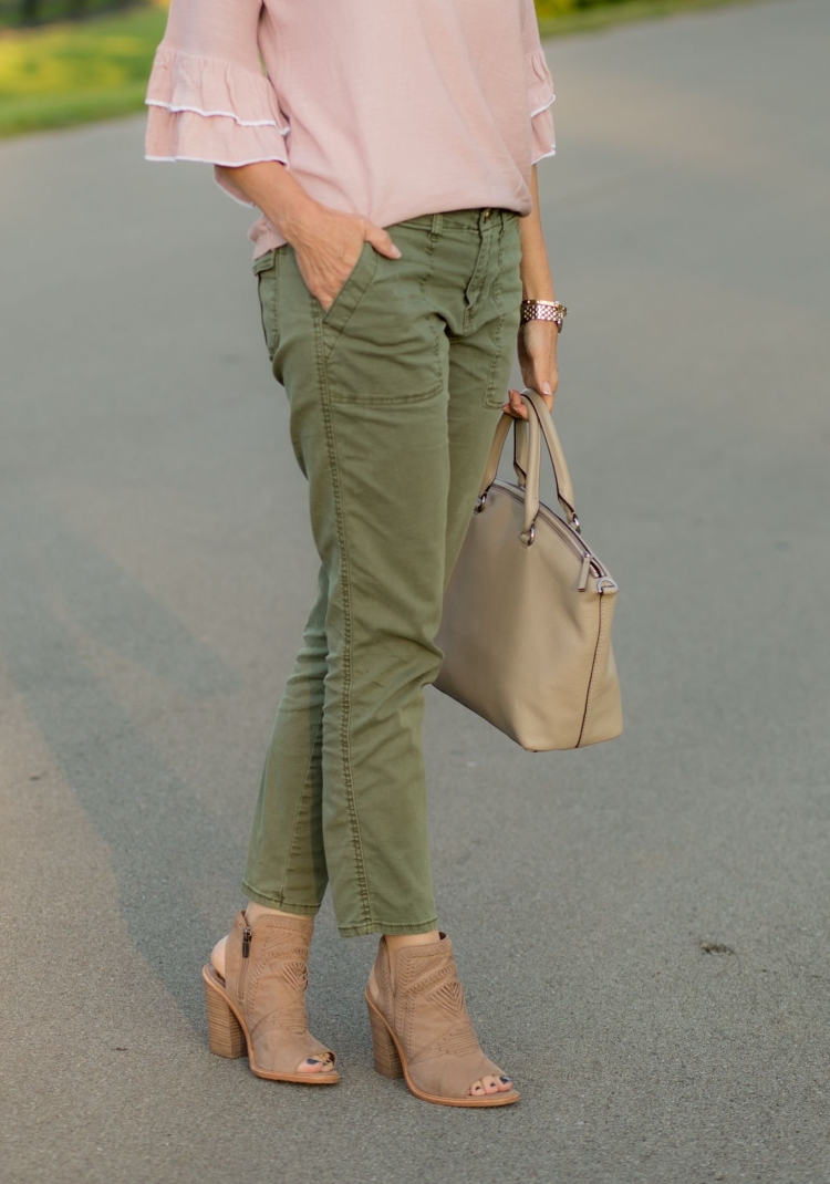 Джинсы болотного цвета