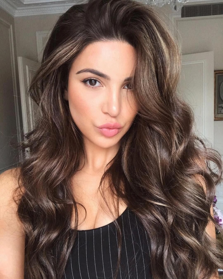 Красивые шоколадные оттенки волос амбре