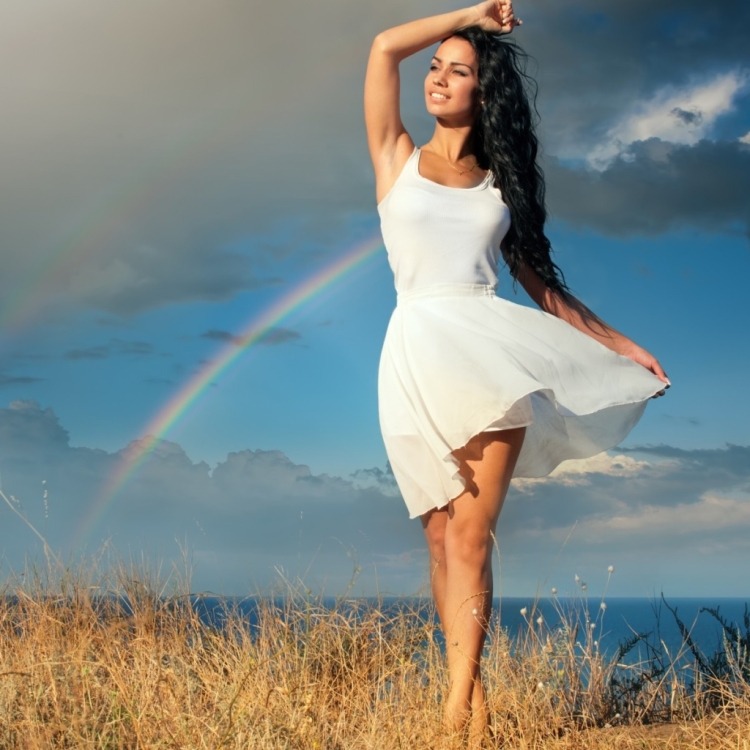 Брюнетка в белом платье