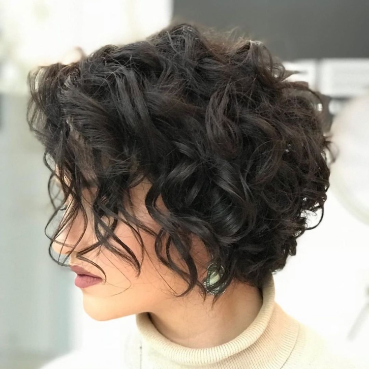 Стрижка 2022 Боб на кудрявые волосы