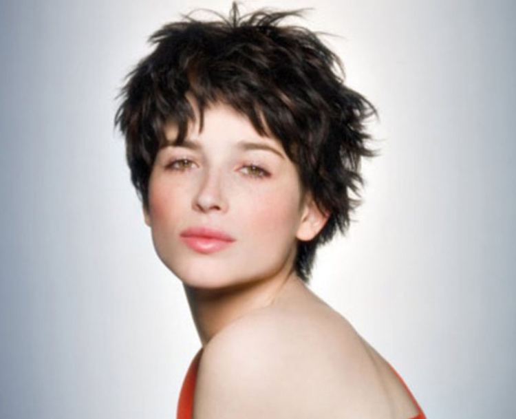 Рваная стрижка на короткие волнистые волосы