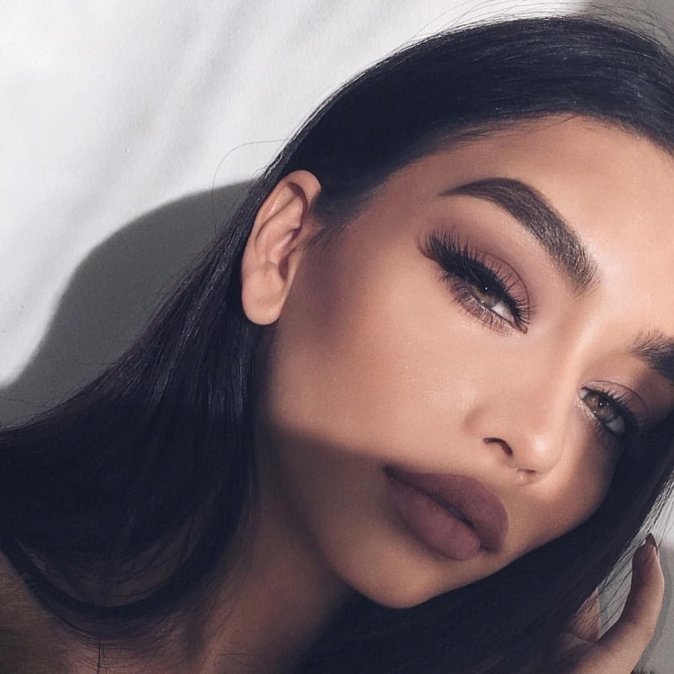 Красивые девушки с красивыми бровями