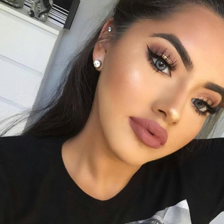 Макияж с черными волосами