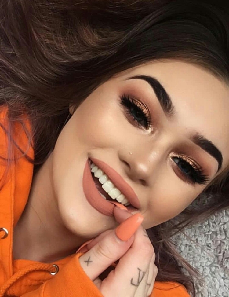 Красивые накрашенные девушки