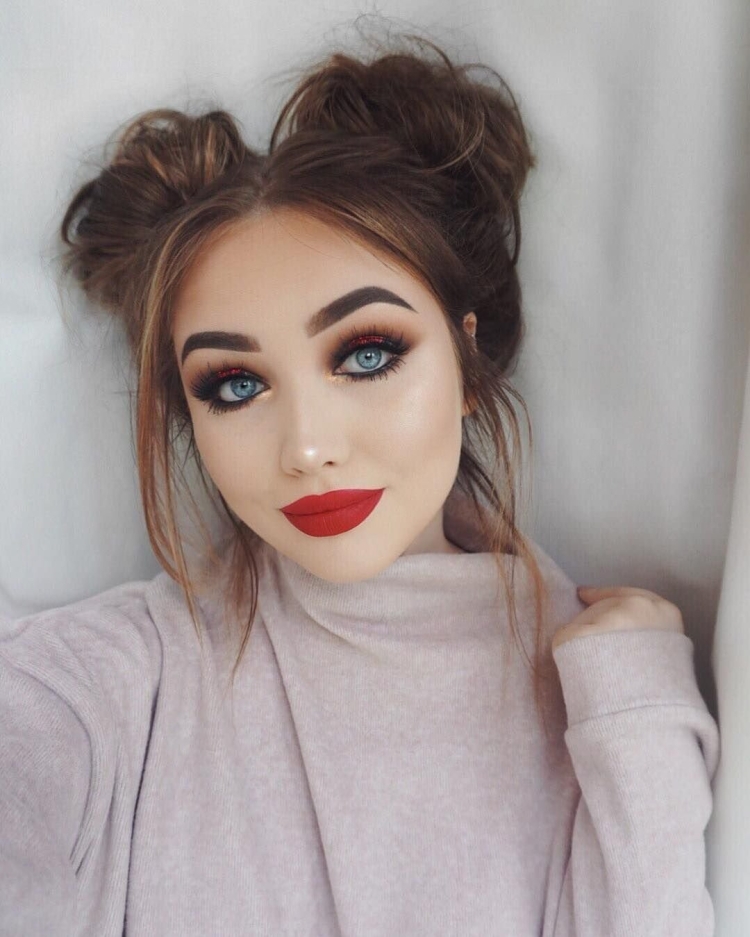 Красиво накрашенная девушка