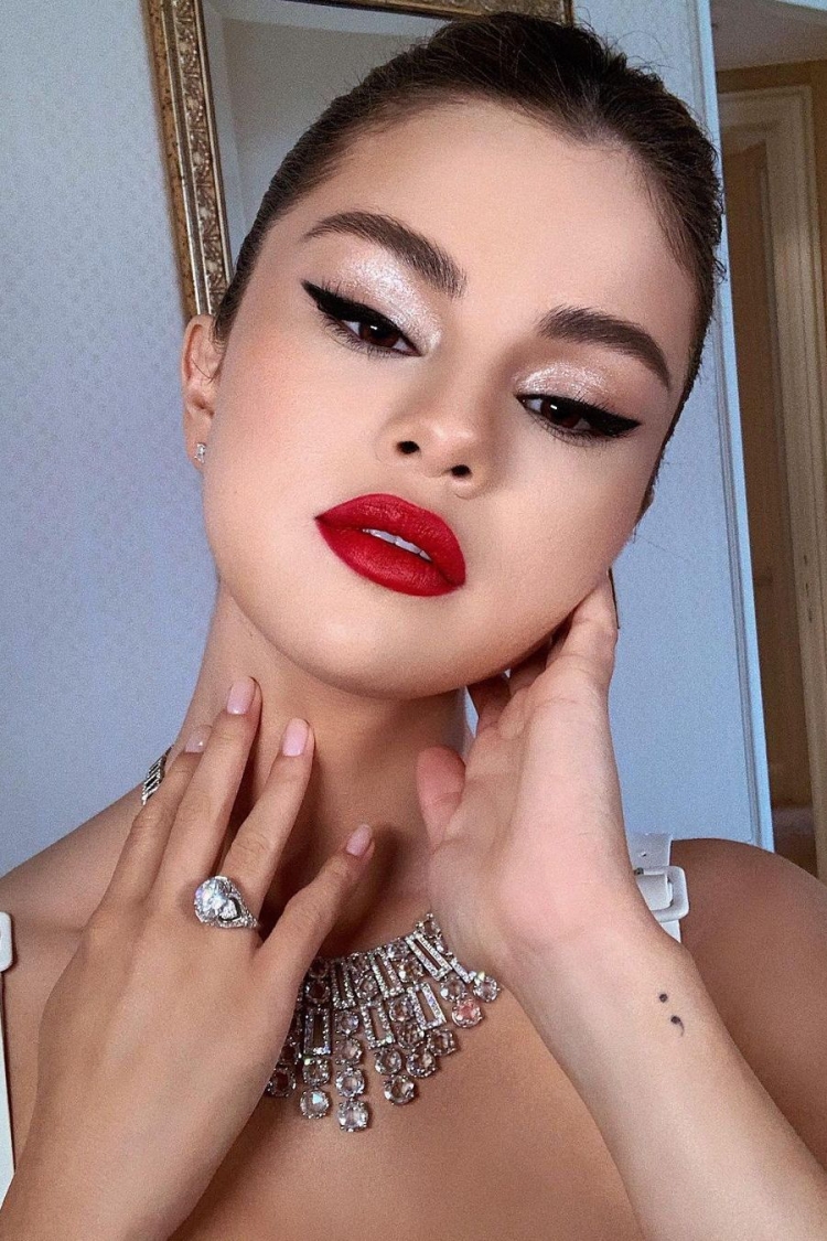 Селена Гомес макияж красная помада