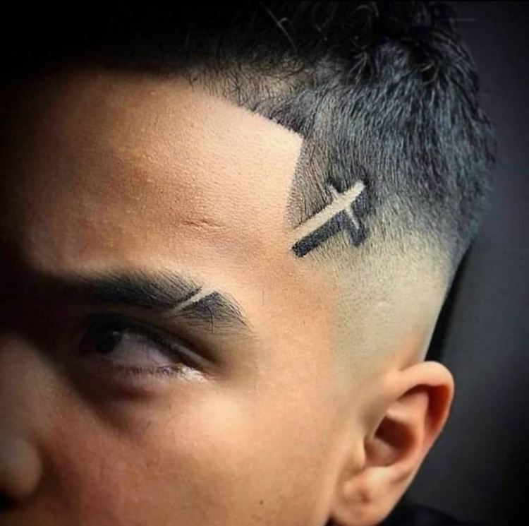 Прическа с выбритой бровью