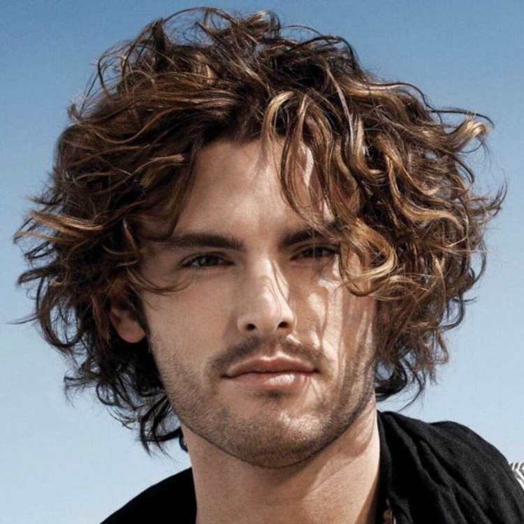 Удлиненные мужские стрижки для вьющихся волос