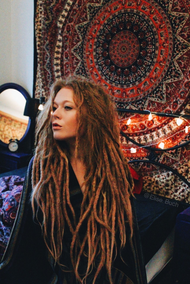 Де дреды и де косы на затылке